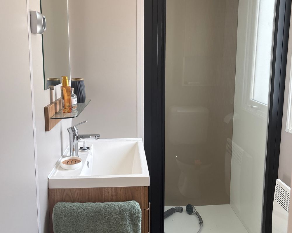 Mobil-home neuf IRM jasmin de chez IRM à vendre du côté de Berck sur mer, salle de bains
