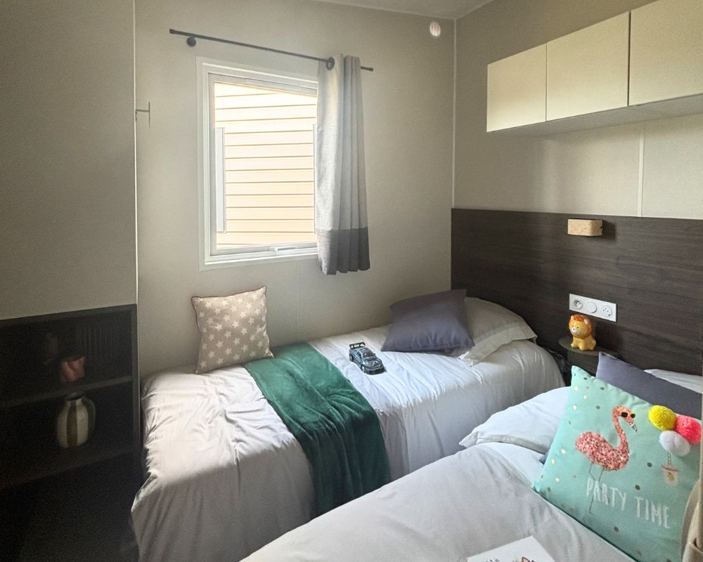 Mobil-home neuf Rideau Otello 106.3S de 2026 à vendre sur Quend, séjour, chambre lits simples