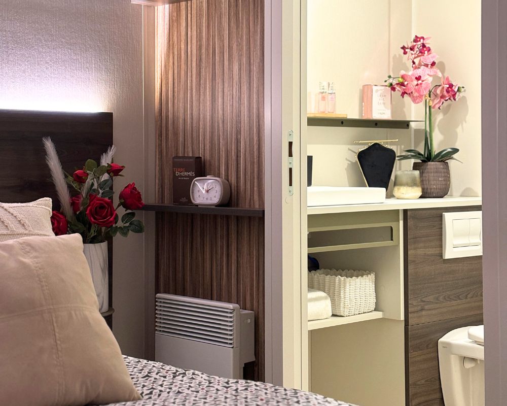 Mobil-home neuf Rideau Otello 106.3S de 2026 à vendre sur Quend, séjour, focus chambre parentale