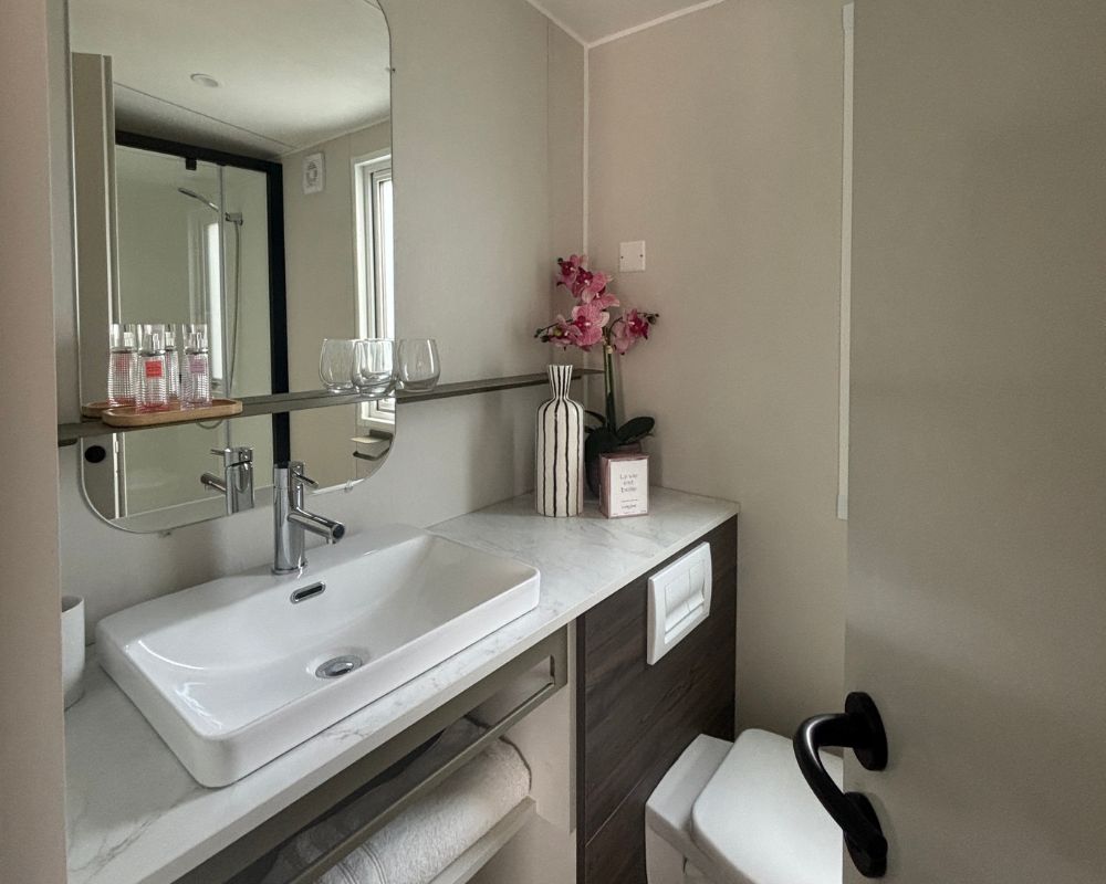 Mobil-home neuf Rideau Otello 106.3S de 2026 à vendre sur Quend, séjour, salle d'eau chambre