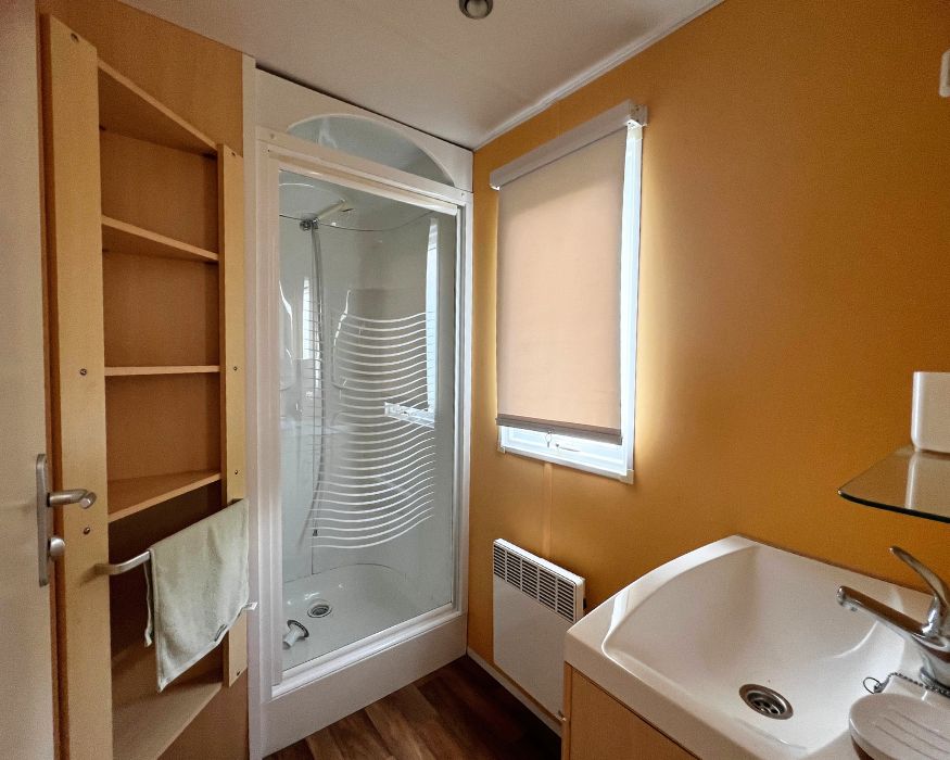 Mobil-home occasion Galaxie Confort 2 chambres à vendre à sur le camping d'Helfaut, salle de bains