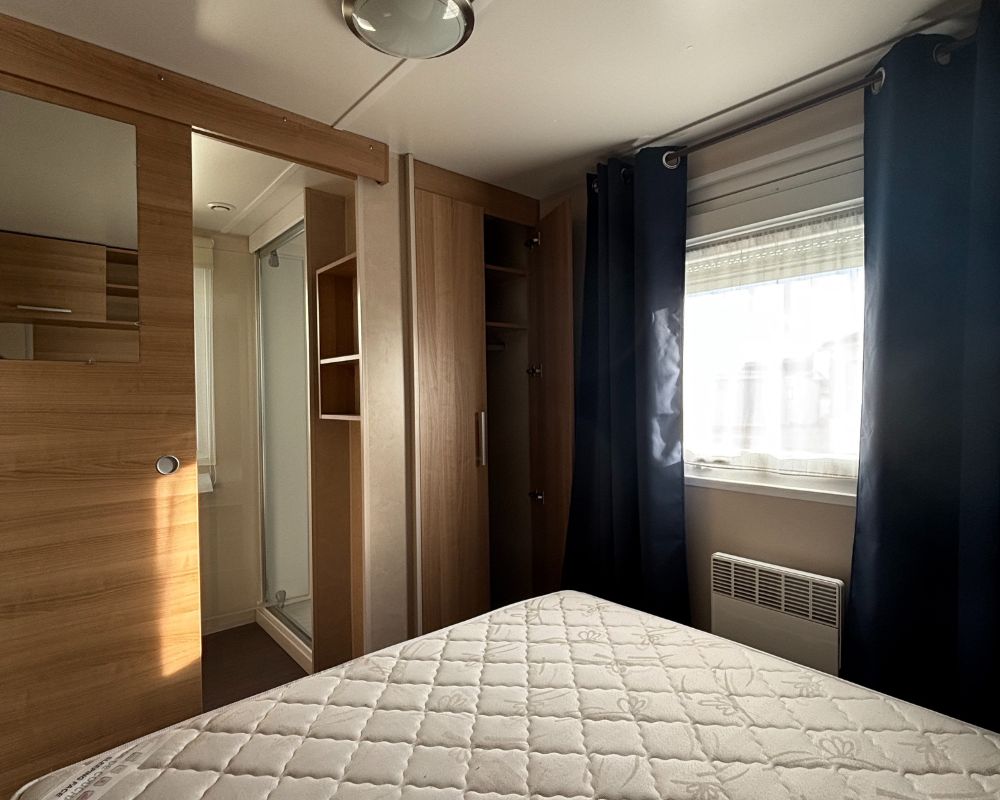 Mobil-home occasion Rapidhome Elite 100 3 chambres à vendre en Baie de Somme, chambre parentale rangement