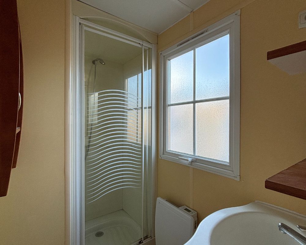 Mobil-home occasion : Salon IRM Rubis 3 à vendre sur Quend, salle de bains