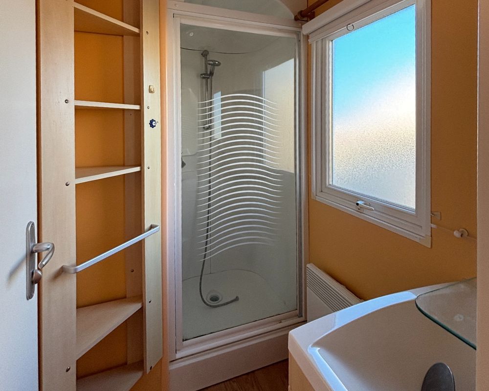 Mobil-home occasion Super Titania Panoramique 2 chambres à vendre à Quend, salle de bains