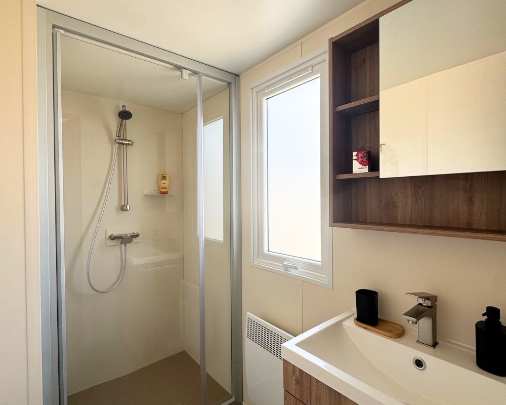 Mobil-home neuf IRM Azalée du côté de Fort Mahon, salle d'eau