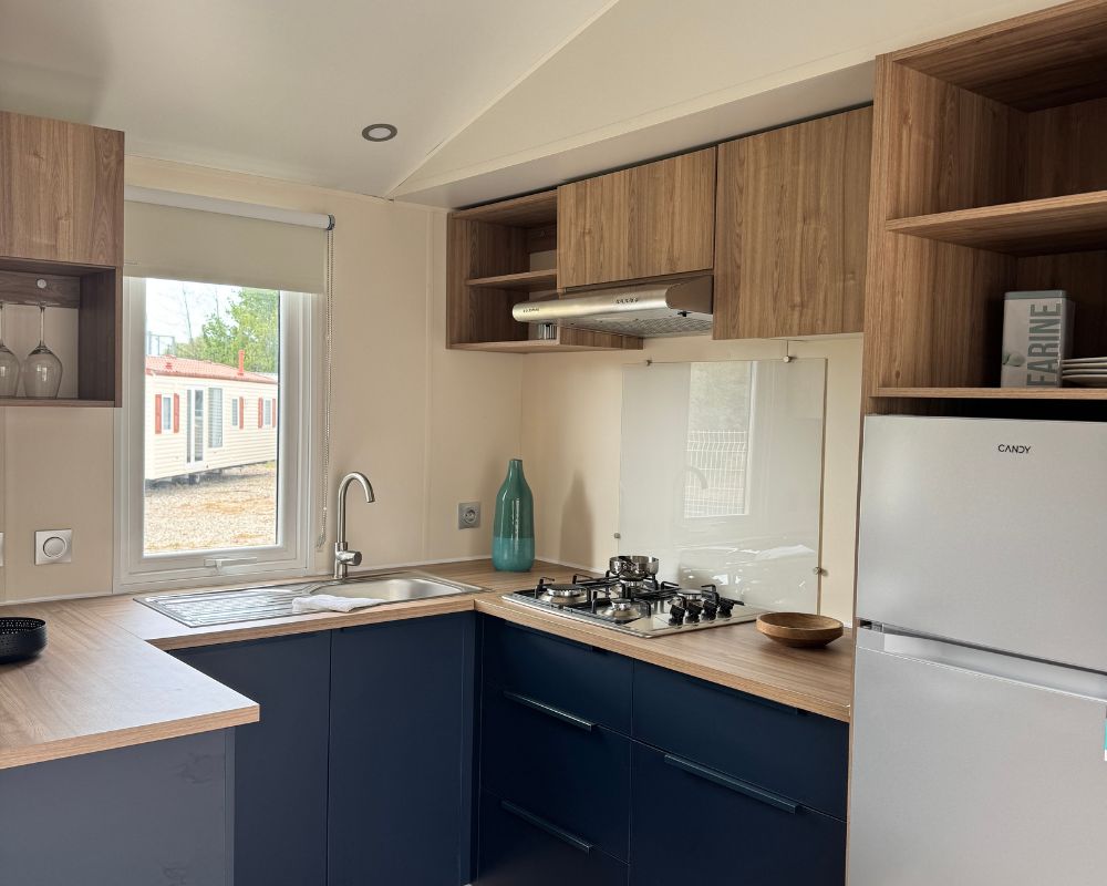 Mobil-home neuf IRM Capucine 2026 à vendre du côté de Quend, cuisine