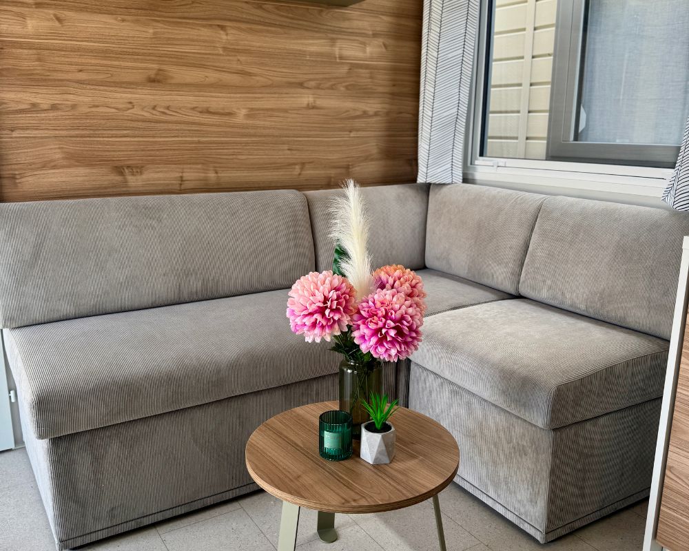 Mobil-home neuf Rideau Toscane 87.3 de 2026 à vendre sur la Baie de Somme, canapé