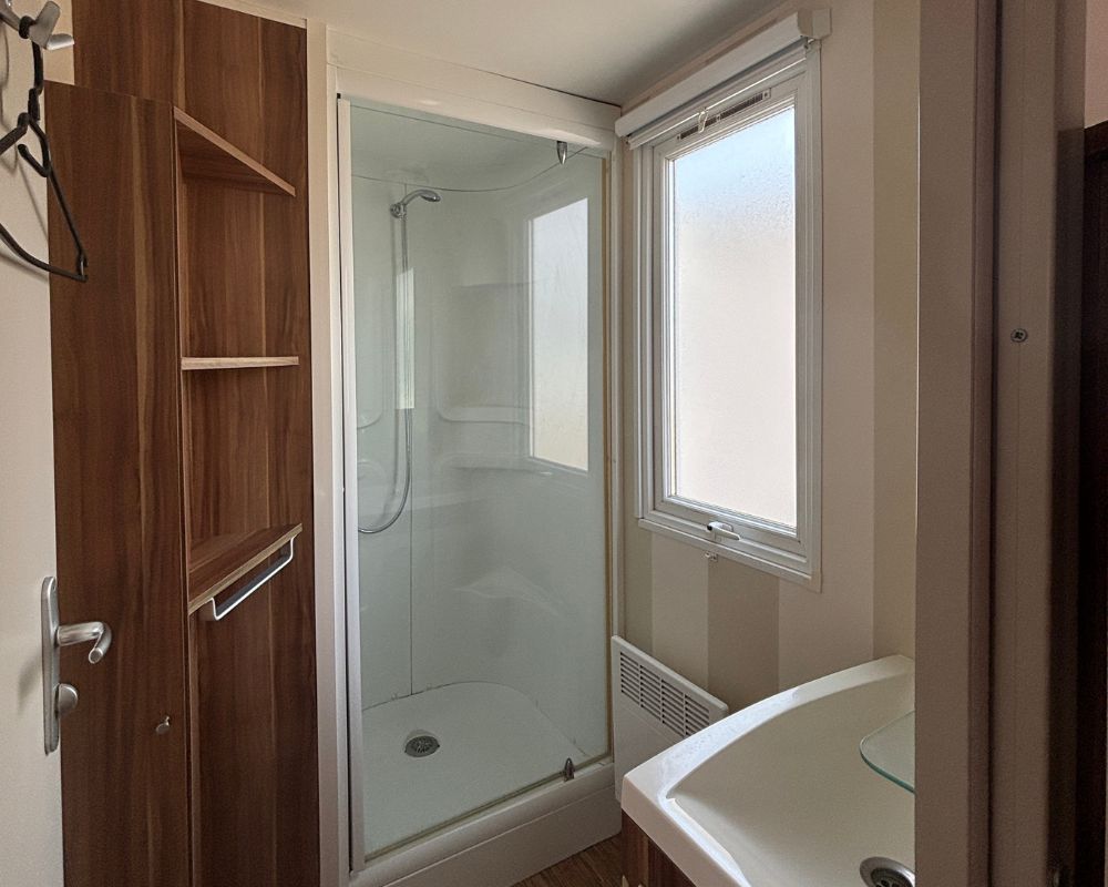 Mobil-home occasion IRM super octalia à vendre sur la côte d'opale, salle d'eau