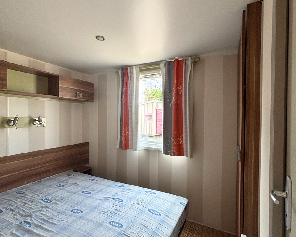 Mobil-home occasion IRM super octalia à vendre sur la côte d'opale, chambre 1