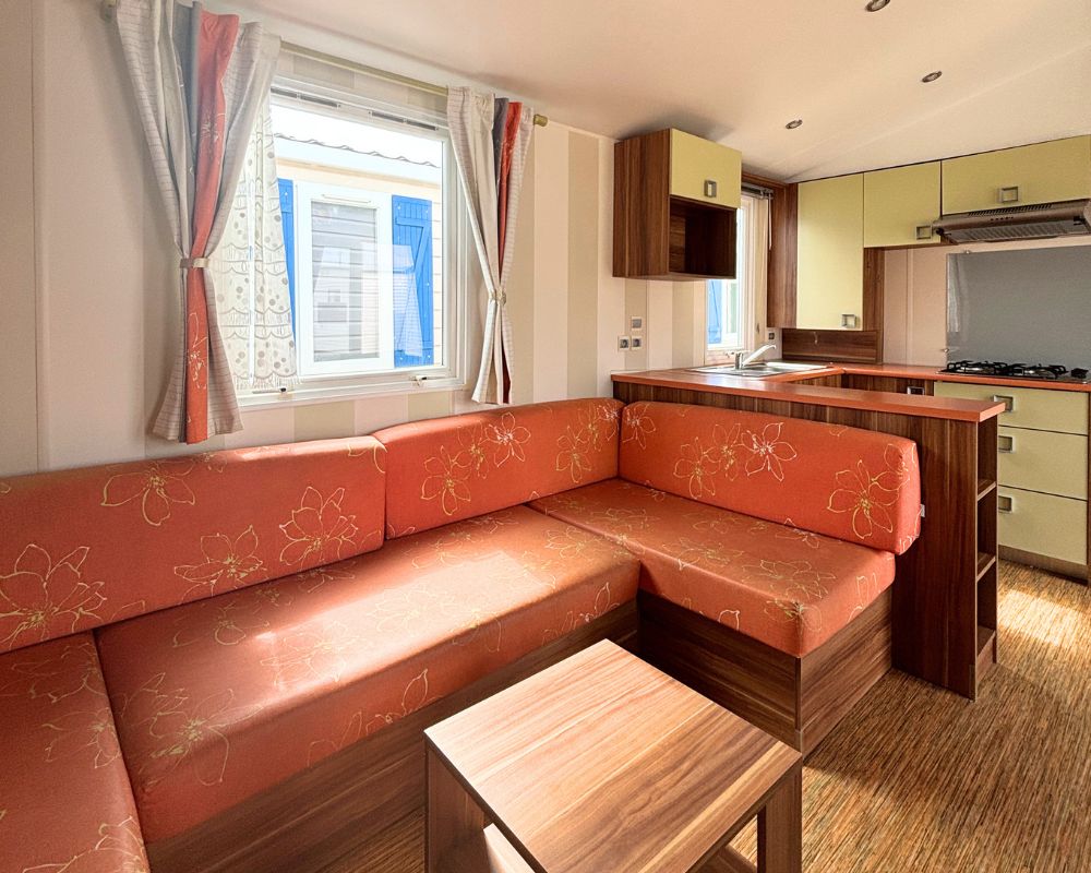 Mobil-home occasion IRM super octalia à vendre sur la côte d'opale, canapé