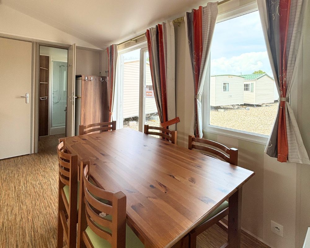 Mobil-home occasion IRM super octalia à vendre sur la côte d'opale, salle à manger