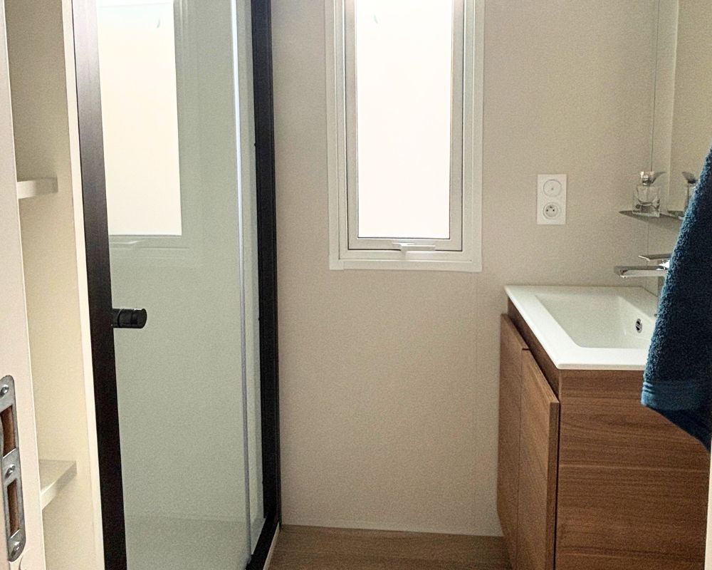 Mobil-home neuf Rideau Genoa à vendre sur la côte d'opale, salle d'eau 2