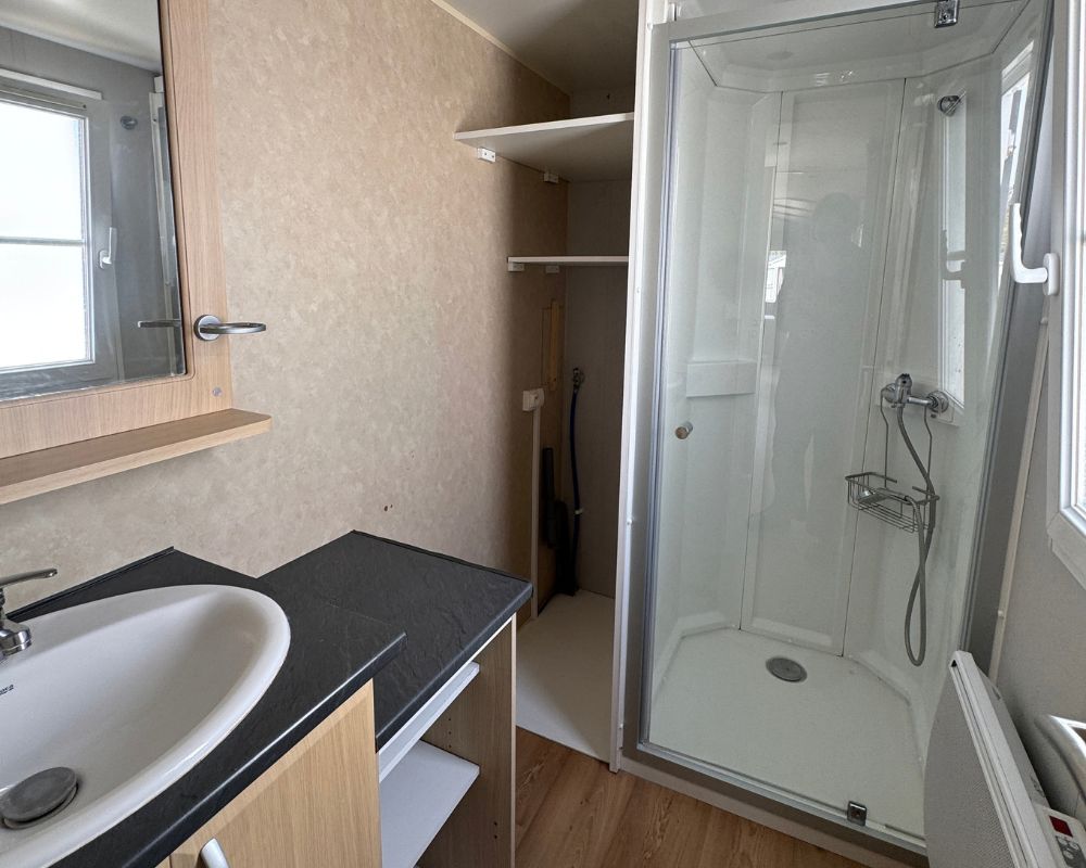 Mobil-home occasion Louisiane Charleston Panoramique à vendre sur Berck sur Mer, salle d'eau