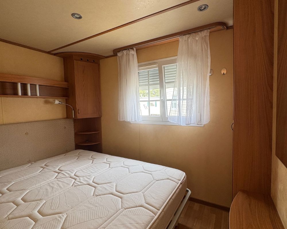 Mobil-home occasion burstner Sweet Home à vendre en Picardie, chambre parentale