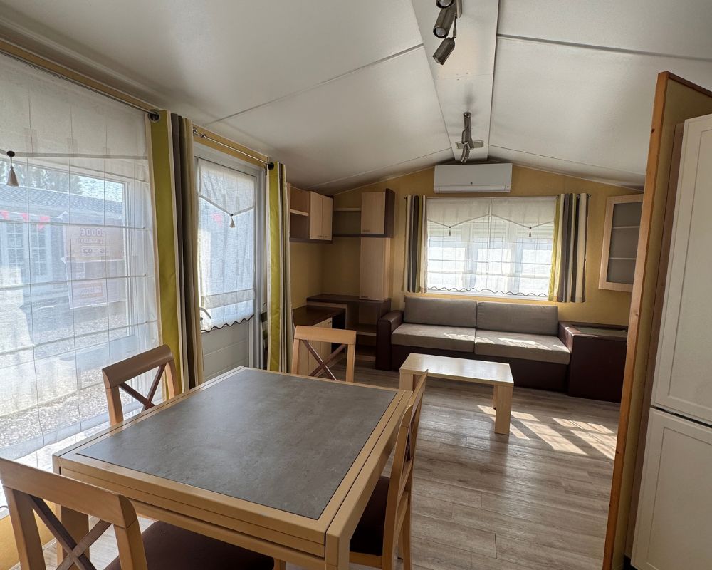 Mobil-home occasion Sun Roller Panoramique à vendre en Baie de SommeMobil-home occasion Sun Roller Panoramique à vendre en Baie de Somme, espace séjour