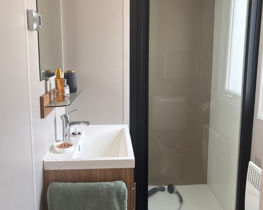 Mobil-home neuf IRM jasmin de chez IRM à vendre du côté de Berck sur mer, salle de bains